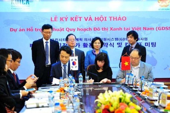 Thứ trưởng Phan Thị Mỹ Linh và Trưởng đại diện Văn phòng KOICA Việt Nam Chang Jae Yun chứng kiến việc ký kết các thỏa thuận