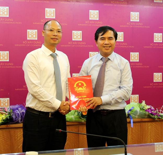 Thứ trưởng Bộ Xây dựng Lê Quang Hùng trao Quyết định bổ nhiệm của Bộ trưởng Bộ Xây dựng cho ông Lê Trung Thành.