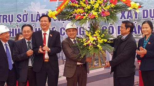 Ông Phạm Minh Chính, Trưởng ban Tổ chức TW và ông Nguyễn Văn Đọc, Bí thư Tỉnh ủy Quảng Ninh dự lễ động thổ xây dựng trụ sở liên cơ quan cấp tỉnh.