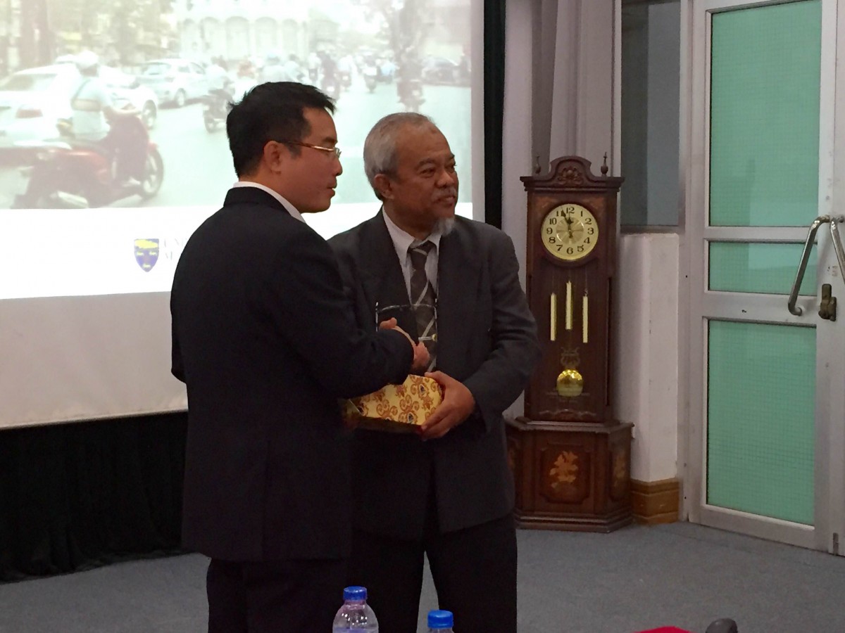 PGS. TS Mohamed Rehan – Giáo sư khoa Xây dựng trường Đại học Malaya tặng quà lưu niệm